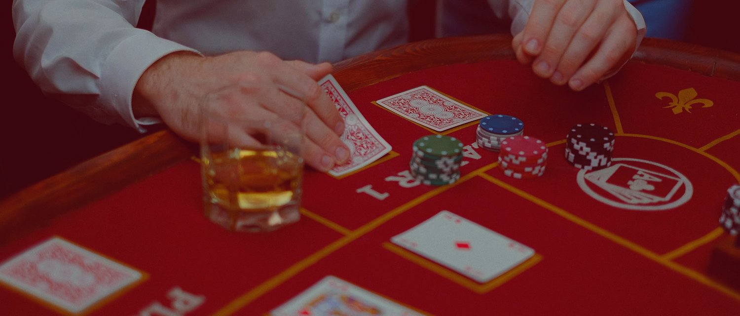 深色扑克桌，红金色调